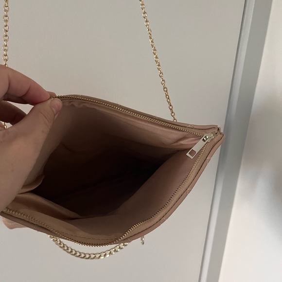 Guess purse in blush with gold chain. - Picture 4 of 5